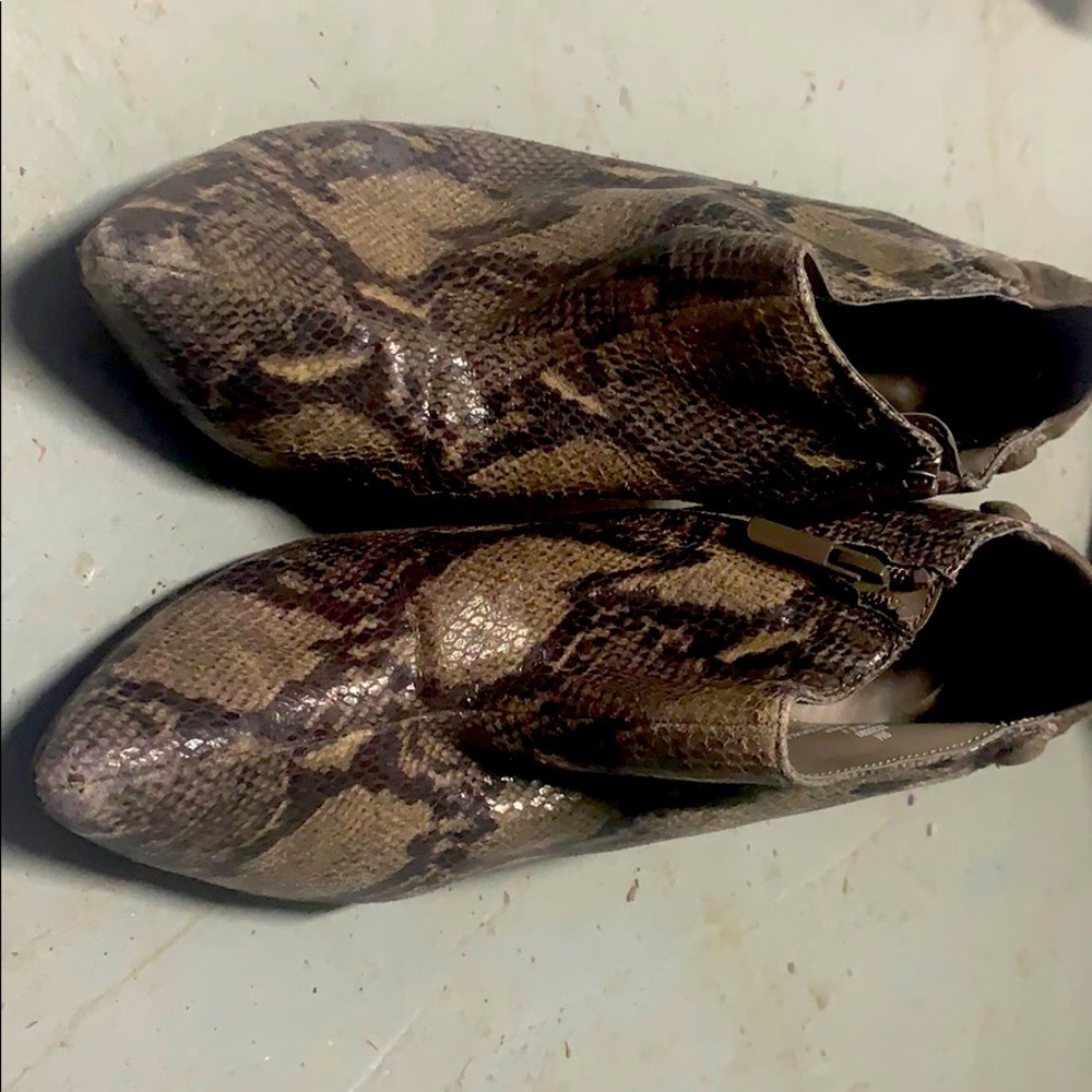 Impo Gray/black leather snakeskin booties size 9.